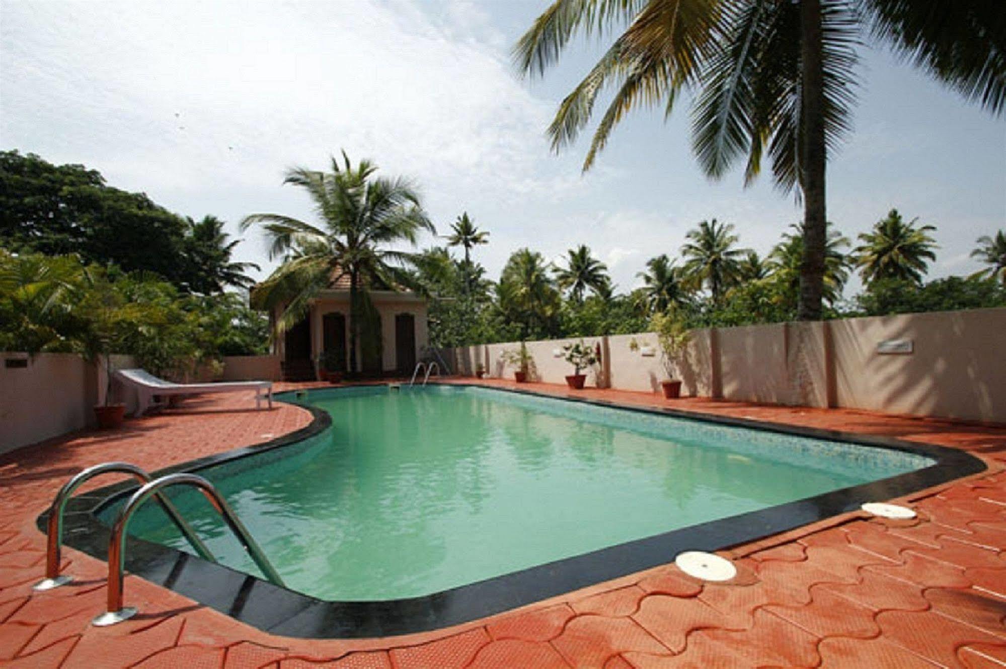 Oyo 1079 Ashirwad Heritage Resort كوماراكوم المظهر الخارجي الصورة